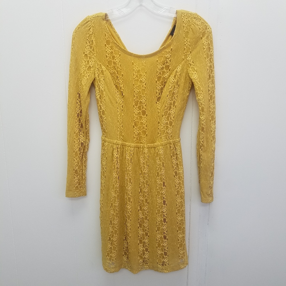 2B Bebe "Dianne" Twist Back Lace Mini Dress Style# 70BUJ201P165